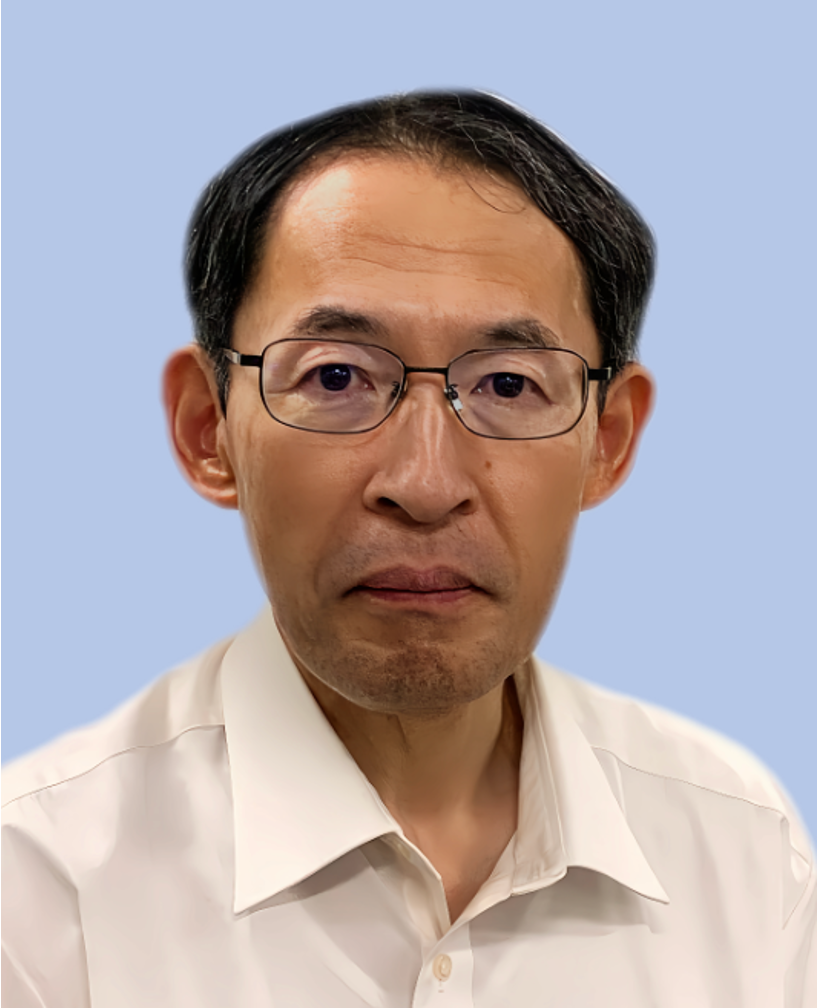 伊藤浩教授が白いシャツを着て、青い背景の前で真剣な表情でカメラを見つめているポートレート。