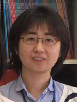 研究室での大森智子博士のポートレート。眼科研究に従事する姿勢が伺える。