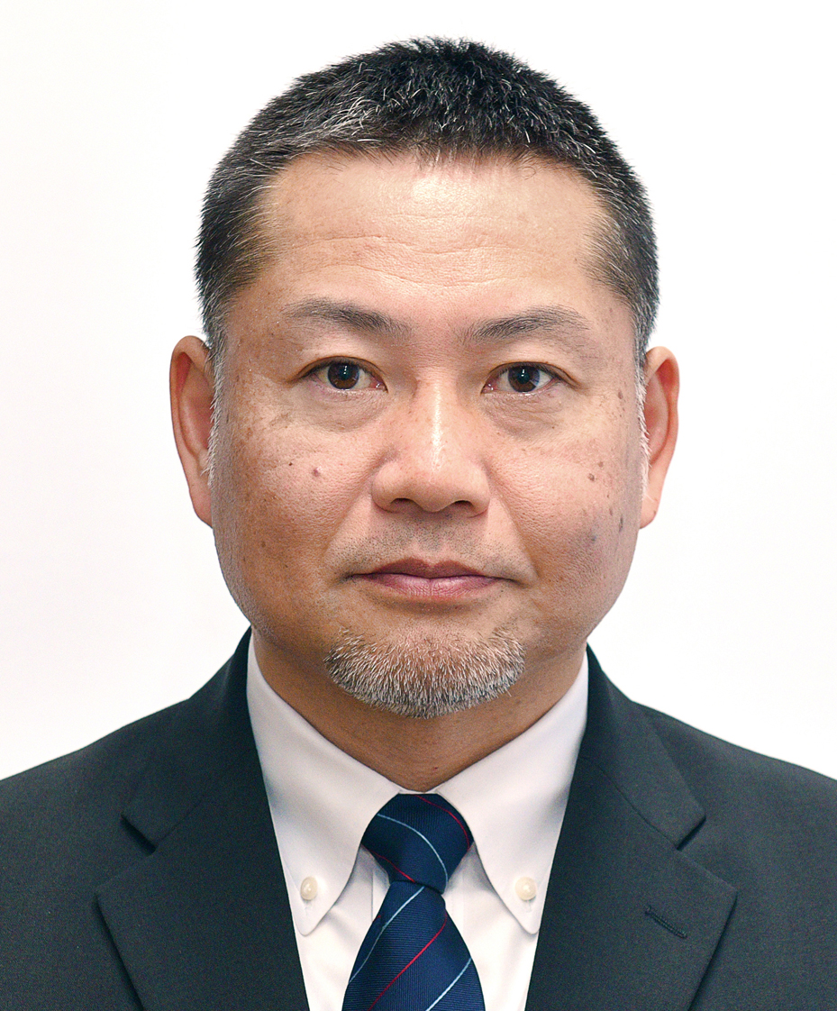井上直和教授がスーツを着て真剣な表情でカメラを見つめているポートレート。