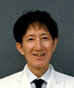 松本嘉寛教授が白衣を着て微笑んでいるポートレート。