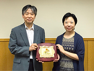 写真：国際交流センター和栗聡副センター長と後藤教授